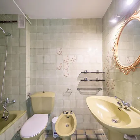 The Has An Excellent Location To The Marina Of Apartment